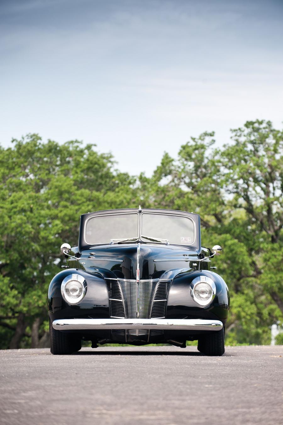  Ford DeLuxe Custom Convertible Coupe 1940 года  (фото 2 из 48)